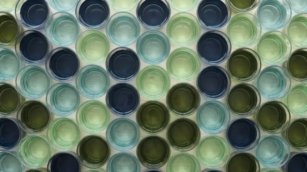 Bunte, transparente Gläser von oben fotografiert als Symbolbild für die Frage lohnt sich Bloggen heute noch