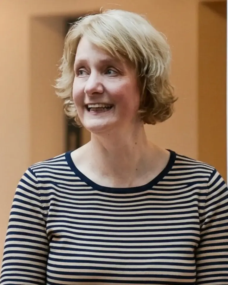 Peggy Zöllner, Gründerin von Reihenweise – Porträt mit grauem Hintergrund